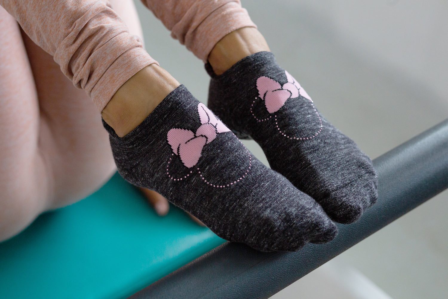 Sticky Be Socks BE BRAVE Grip Socks - Black/Pink on Sale