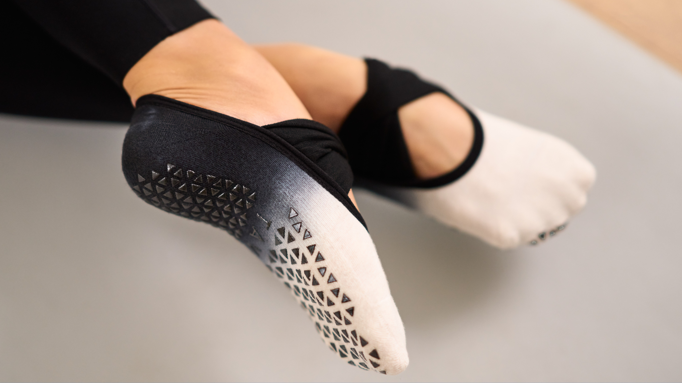 Savvy Grip Socks - Charcoal Leopard (Pilates / Barre)